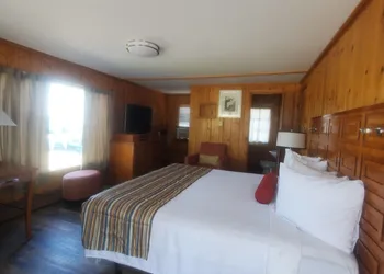 Bayview Lakefront Motel hotel thumbnail 5