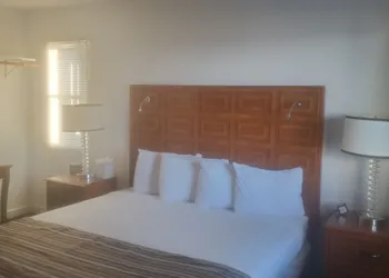 Bayview Lakefront Motel hotel thumbnail 7