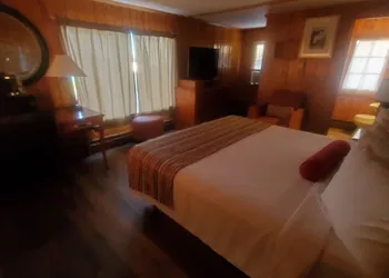 Bayview Lakefront Motel hotel thumbnail 8
