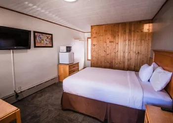 Superior Motel & Suites hotel thumbnail 3