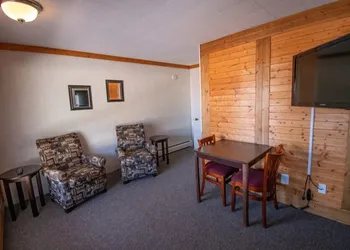 Superior Motel & Suites hotel thumbnail 4