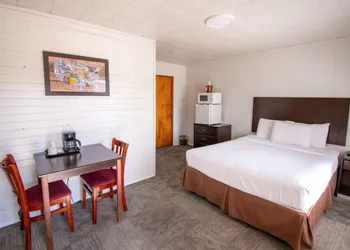 Superior Motel & Suites hotel thumbnail 6