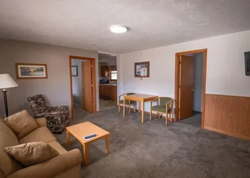 Superior Motel & Suites hotel thumbnail 7