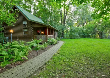 Cricket Hill Lodge & Cabins hotel thumbnail 2