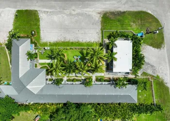 Seahorse Beach Bungalows hotel thumbnail 2