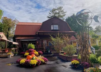 The Iris Garden Downtown Cottages and Suites hotel thumbnail 3