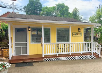 The Iris Garden Downtown Cottages and Suites hotel thumbnail 4