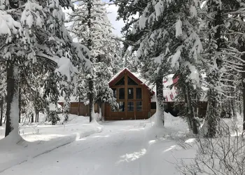 Lodgepole Lookout by KABINO Hot Tub Garage Foosball Fire Pit Theater Room U-Shaped Driveway hotel thumbnail 3