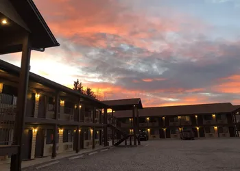 Red Bear Inn hotel thumbnail 6