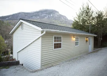 The Chimney Rock Inn & Cottages hotel thumbnail 3