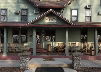 Lakeside Inn hotel thumbnail 2