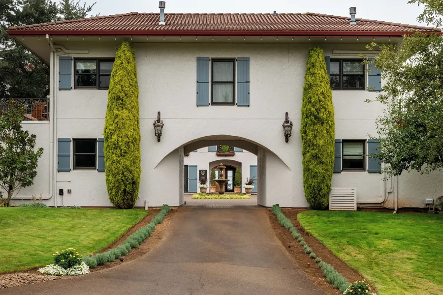 Black Walnut Inn & Vineyard hotel detail image 2