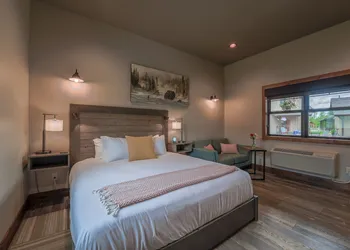 Golden Stone Inn hotel thumbnail 7