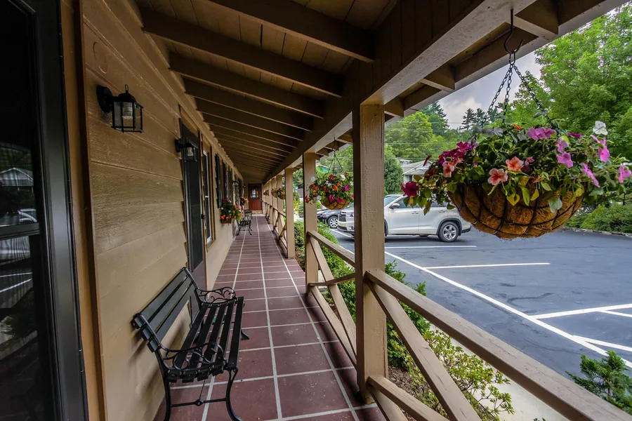 Mountainaire Inn and Log Cabins hotel detail image 2
