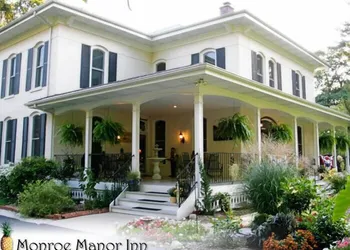 Monroe Manor Inn hotel thumbnail 2