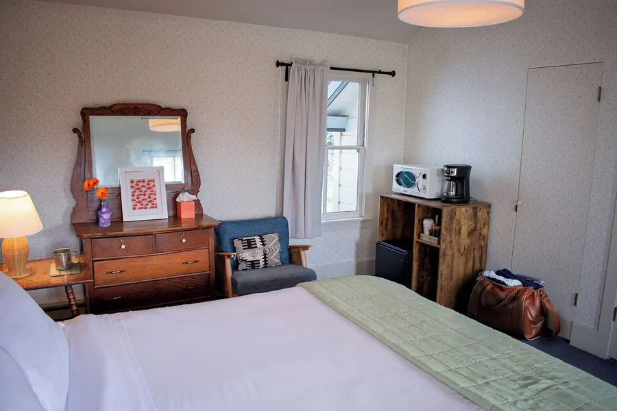 Dennen's Victorian Farmhouse hotel detail image 6