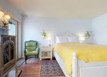 Captain's Quarters - Anchor Pier Lodge hotel thumbnail 6