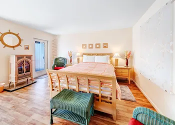 Captain's Quarters - Anchor Pier Lodge hotel thumbnail 7