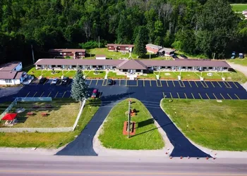 Champlain Motor Inn hotel thumbnail 8