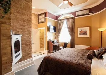 Clocktower Inn hotel thumbnail 2