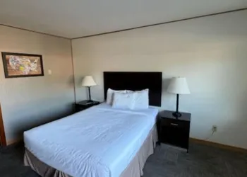 Maple Ridge Motel hotel thumbnail 6