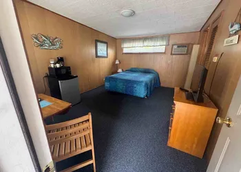 Blue Spruce Motel hotel thumbnail 5