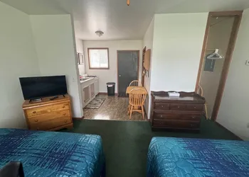Blue Spruce Motel hotel thumbnail 6