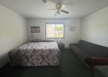 Blue Spruce Motel hotel thumbnail 8