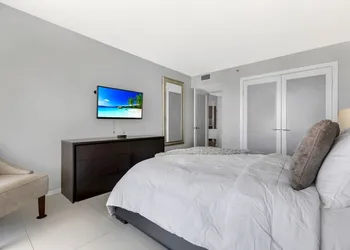 Ocean Breeze and Emerald Water hotel thumbnail 3