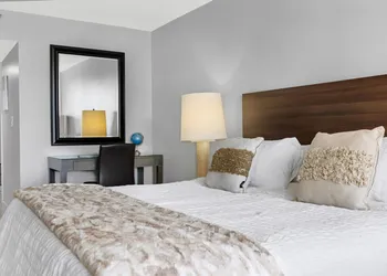 Ocean Breeze and Emerald Water hotel thumbnail 6