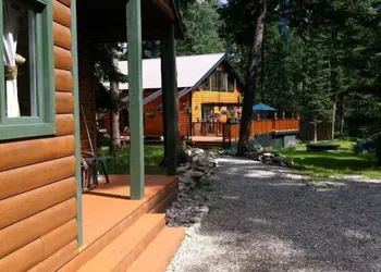 Mount Robson Mountain River Lodge hotel thumbnail 2