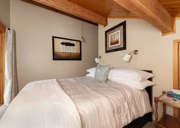 Mount Robson Mountain River Lodge hotel thumbnail 4