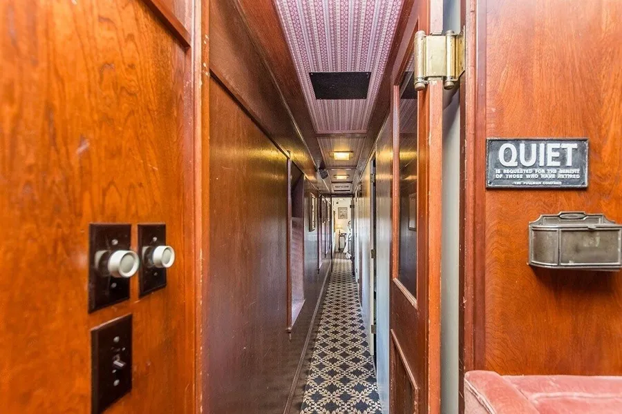 1894 Private Pullman Palace Ca 1 Bedroom Apts by Redawning hotel detail image 6