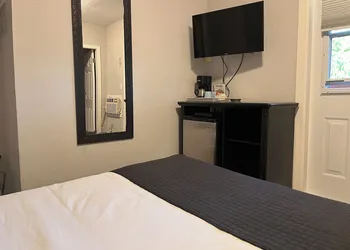 Maple Leaf Motel & RV Resort hotel thumbnail 4