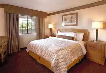 Embassy Suites Phoenix North hotel thumbnail 7