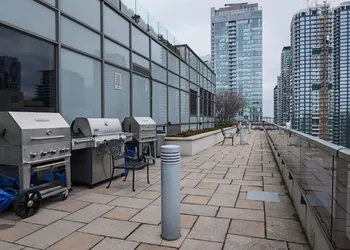 MiCasa Suites - Stylish Condo in Maple Leaf Square hotel thumbnail 8