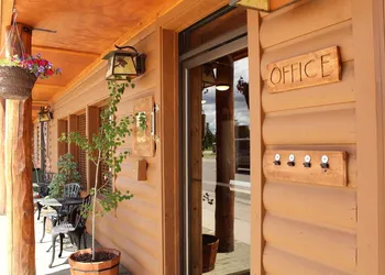 Elkhorn Cabins And Inn hotel thumbnail 4