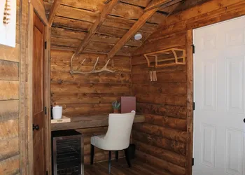 Elkhorn Cabins And Inn hotel thumbnail 7