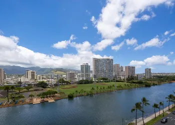 Modern Waikiki Sleek Studio hotel thumbnail 4
