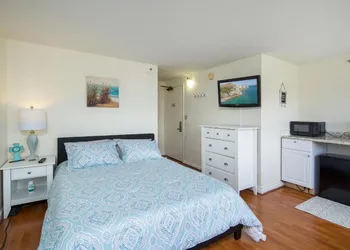 Modern Waikiki Sleek Studio hotel thumbnail 6