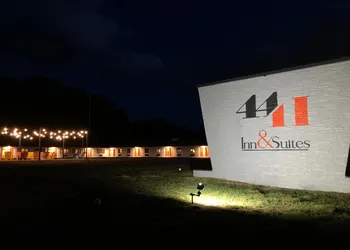 4411 Inn & Suites hotel thumbnail 2