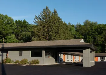 4411 Inn & Suites hotel thumbnail 3