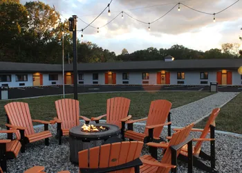 4411 Inn & Suites hotel thumbnail 6