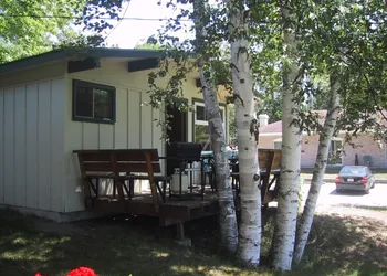 Colonial Bay Motel and Cottages hotel thumbnail 3