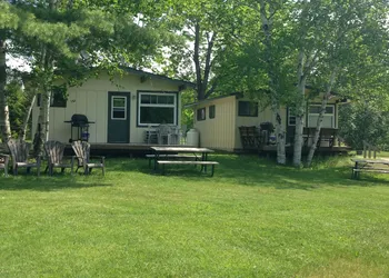 Colonial Bay Motel and Cottages hotel thumbnail 4