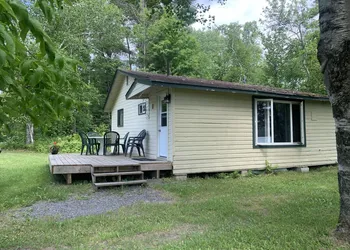 Colonial Bay Motel and Cottages hotel thumbnail 5