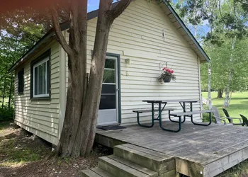 Colonial Bay Motel and Cottages hotel thumbnail 8