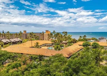 Walk to Beach! Full Kitchen and Pool hotel thumbnail 6