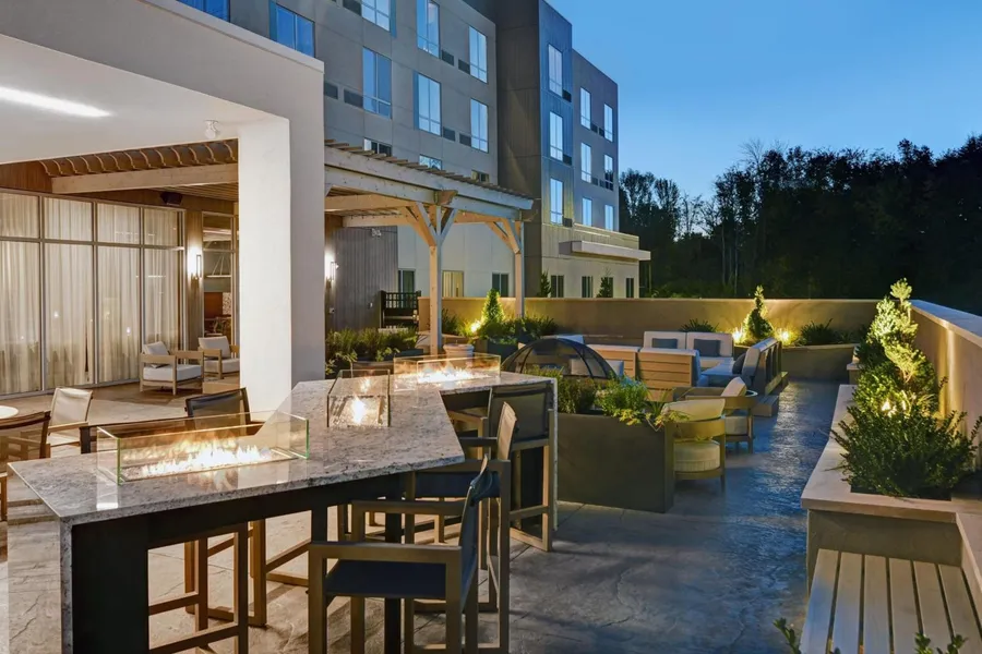 Courtyard by Marriott Hamilton hotel detail image 2