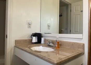 Park Lake Motel hotel thumbnail 5
